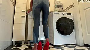 Máčí džíny a červené podpatky, hraje si s čůráním! 😜