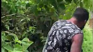 On s'est faufilés sur un sentier pour une orgie sauvage à la plage ! 🌊🔥