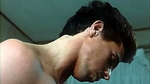 Vroča cougar raztegnjena široko z velikim črnim kurcem v vintage HD pornu