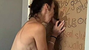 Gloryhole děvka cucá a drká ptáka tvrdě přes dveře pro rychlé uvolnění