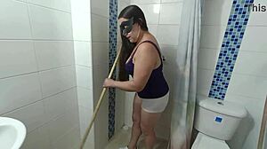 Tilbød husmaid cash for shorts uten truse – hun ga meg den beste sugen ever!