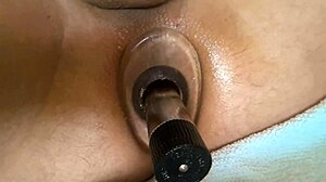 Näin läheltä tunnel anal vibratorilla ja dildoilla, niin intensiivistä ja sotkuista spermaa kaikkialla