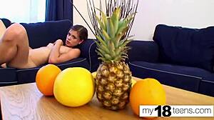 Мила 18+ тийн мастурбира с играчки до мокър оргазъм