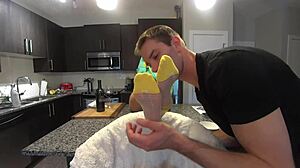 흥분한 의붓아들이 내 땀난 나일론 발바닥 핥아, HD!