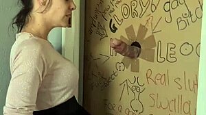 Шлюха в глорихоле сосет и дрочит хуй через дверцу для быстрого оргазма