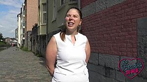 Алиса, шаловливая 35-летняя скрипачка, сияет