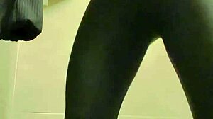 com grelo duro me masturbei na academia com banheiro lotado