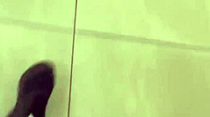 com grelo duro me masturbei na academia com banheiro lotado