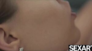 Drobné blond lesbičky v punčochách se navzájem cucají a olizují, masturbují k úžasným orgasmům.