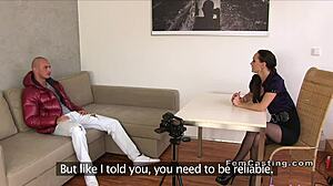 Nuori iso-kyrväinen kaveri vasaraa agentin kovaa