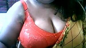 बड़ी छातियों वाली आंटी ऑफिस स्कर्ट में ग्रुप एक्शन में चकित करती है!