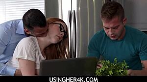 Usingher4k segretaria sexy Harper Red e Quinn Waters inculata forte