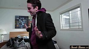 ميلف خيالية ثدي كبير مغمورة في السائل الساخن