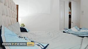 يا براندي ريني، عايزة تتناكي في السرير ولا أبيجايل موريس تسرق العرض بمص مزدوج؟