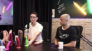 O material dos produtos no geral sao atoxicos mas a alergia depende da pessoa e o tamanho do pau mais vendido e o - eilani quina e victor luciano - upper toys sheer red