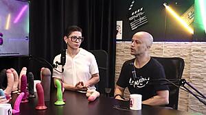 O material dos produtos no geral sao atoxicos mas a alergia depende da pessoa e o tamanho do pau mais vendido e o - eilani quina e victor luciano - upper toys sheer red