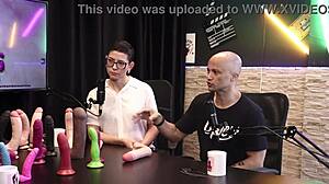 O material dos produtos no geral sao atoxicos mas a alergia depende da pessoa e o tamanho do pau mais vendido e o - eilani quina e victor luciano - upper toys sheer red