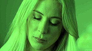 Ε, αυτή η καυτή ξανθιά γκόμενα απάτησε τη γυναίκα της και την έκαναν κομμάτια!