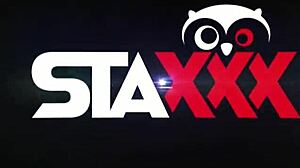 Gata asiática sente prazer intenso com dedilhada em caminhão em movimento