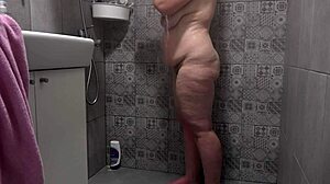 Rejtett kamera kapja el az érett feleséget nagy mellékkel a zuhany alatt