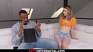 Gadis Mahasiswa Berjuang Masukin Kontol Hitam Masif Konselor ke Memek Cukur Ketat. Bisa Dia Tangani?