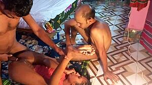 Hård threesome med tight ebonybrud Hanif PK, Popy och Manik i djuphalshandling. Två kåta killar kör på henne skoningslöst.