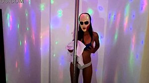 soy sucia, soy caliente, estudiante morena baila y muestra pussy mojada