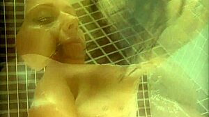 Ei, confira Viviane Araujo nesse clipe quente remasterizado, pessoal!