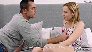 Slatka tinejdžerka 18+ širi svoju usku pičku za defloraciju