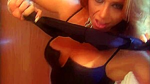 Ei, confira Viviane Araujo nesse clipe quente remasterizado, pessoal!