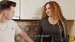 wow, η κόκκινη με τα μεγάλα στήθη γλείφει το πούτσο του γείτονα στην κουζίνα! 😍