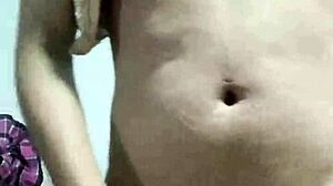 Geile travesti aftrekken in hete solo crossdress sessie met sensuele moves