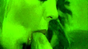 La tentadora nocturna revela secretos lésbicos retro.