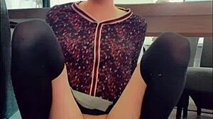 Annemieke tar dildon djupt i analrövknull med stön