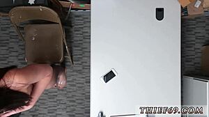 हार्डकोर लेटेक्स फक इन एचडी विथ फर्स्ट-टाइम पेटाइट टीन सस्पेक्ट