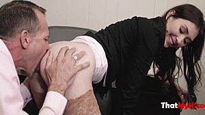 熟女安吉丽娜迪亚曼蒂在工作中和我变脏