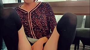 Annemieke tar dildon djupt i analrövknull med stön