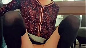 Annemieke tar dildon djupt i analrövknull med stön