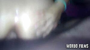 Su esposo trabaja de noche y ella aprovecha para que le abran el culo