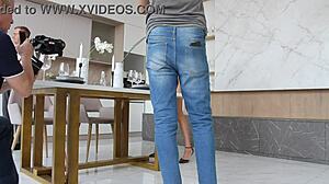 Zoete roodharige kleedt zich uit in keuken scène