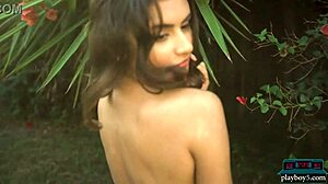 Arabisk asiatisk babe Nigo viser frem storslåtte store pupper