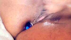 batendo uma siririca escondido do namorado tarado