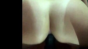 Minha amiga fudendo o cuzinho com seu consolo vd01