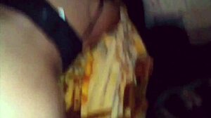 Μεγάλο κωλομέρι σκύβει για doggy γαμήσι