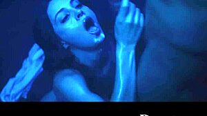 Hey, vil du se Maddy May, AI robot, kneppe hendes varme forsker?