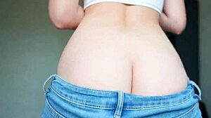 Cenas picantes gravadas com uma câmera escondida em um treino de bunda apertada para mulheres