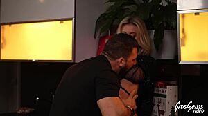 Miss alice adore cette grosse bite veineuse