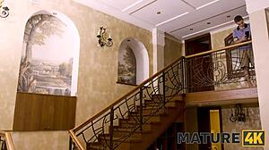 Zrela cougar v rdečem nedrčku jezdi pastorka globoko