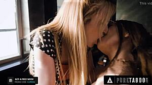 Pure Taboo lezbijka vara i jebe devojčinu cimerku u kuhinjskom haosu!