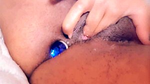 batendo uma siririca escondido do namorado tarado